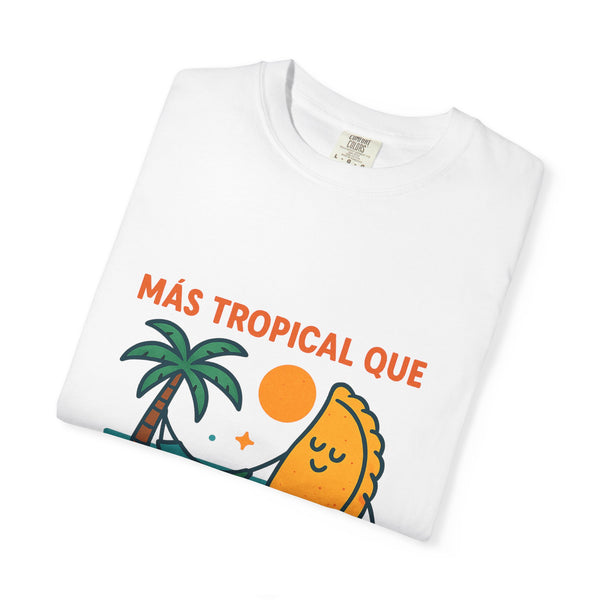 Camiseta “Más tropical que empanada en la playa” – Unisex
